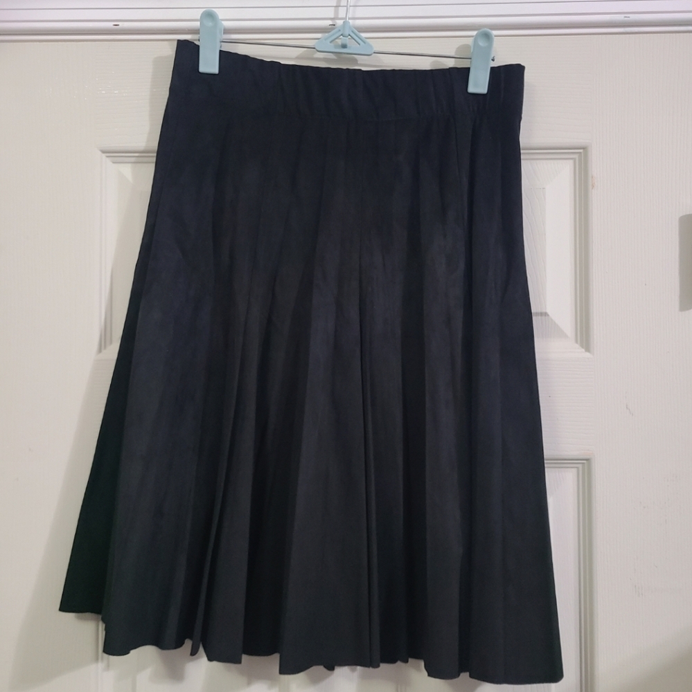 Black suede Orly skirt, size T 38 (XS, Sz 2/4) approx 22" Great condition